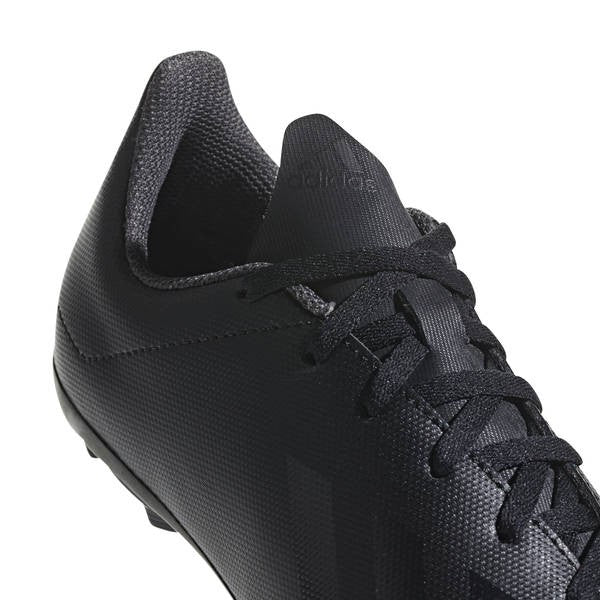 Scarpino Adidas X 18.4 FxG nero, dettaglio tomaia e lacci.