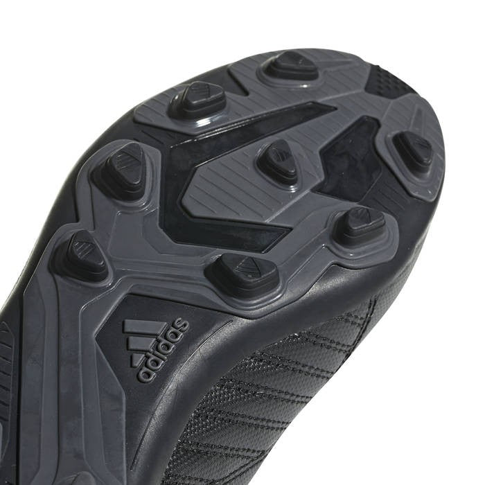 Suola nera Adidas X 18.4 FxG con tacchetti per diverse superfici.