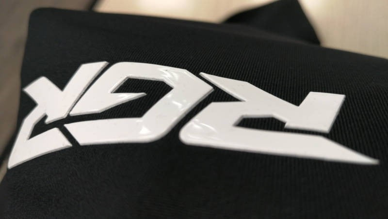 Scaldamuscoli RGR Performance neri con logo in rilievo bianco.