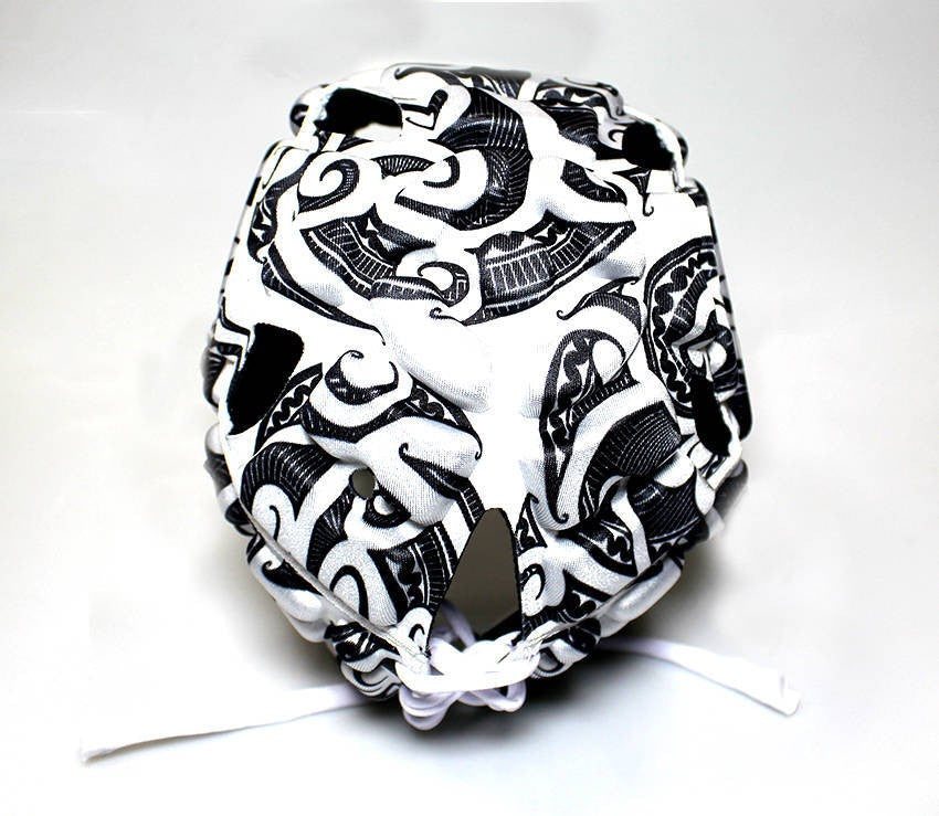 Caschetto da rugby Impact Maori bianco con lacci, design tribale.