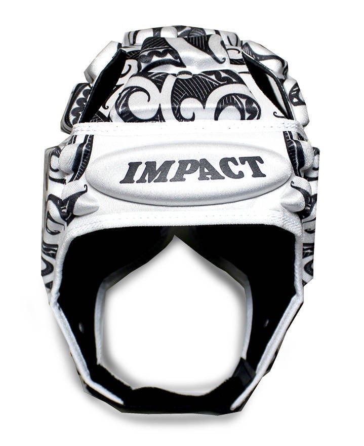 Caschetto da rugby Impact bianco con design Maori e logo Impact.