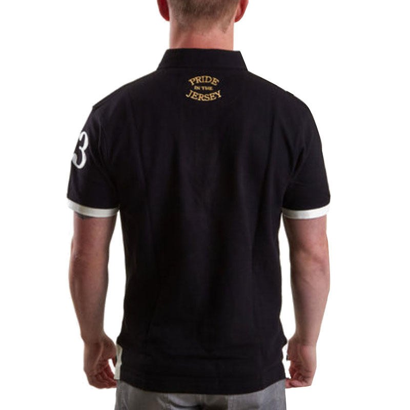 Maglia polo rugby vintage Nuova Zelanda nera con numero 3 bianco e scollo oro.