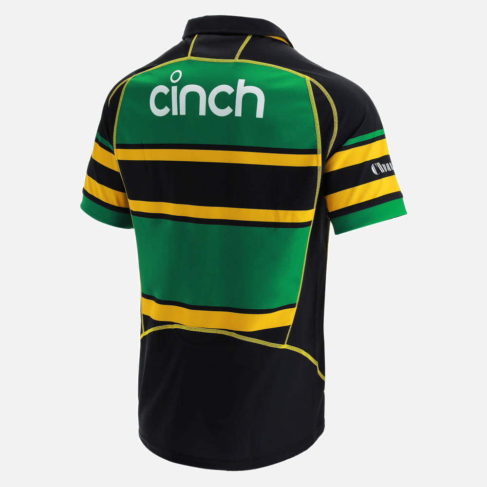 Maglia da rugby casalinga dei Northampton Saints M21: maglia da rugby a righe nere, verdi e oro, vista posteriore. Logo dello sponsor Cinch.