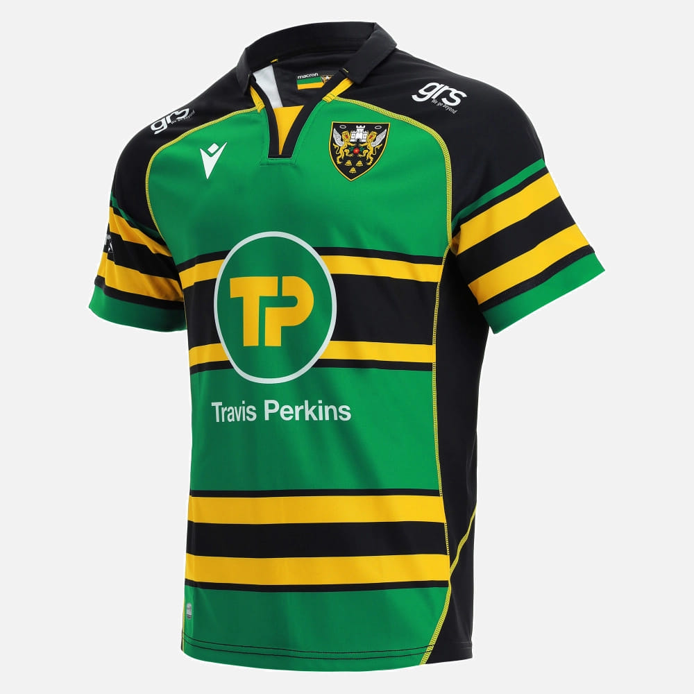 Maglia da rugby Northampton Saints Home M21: maglia a strisce verdi e nere con logo della squadra e sponsor Travis Perkins.