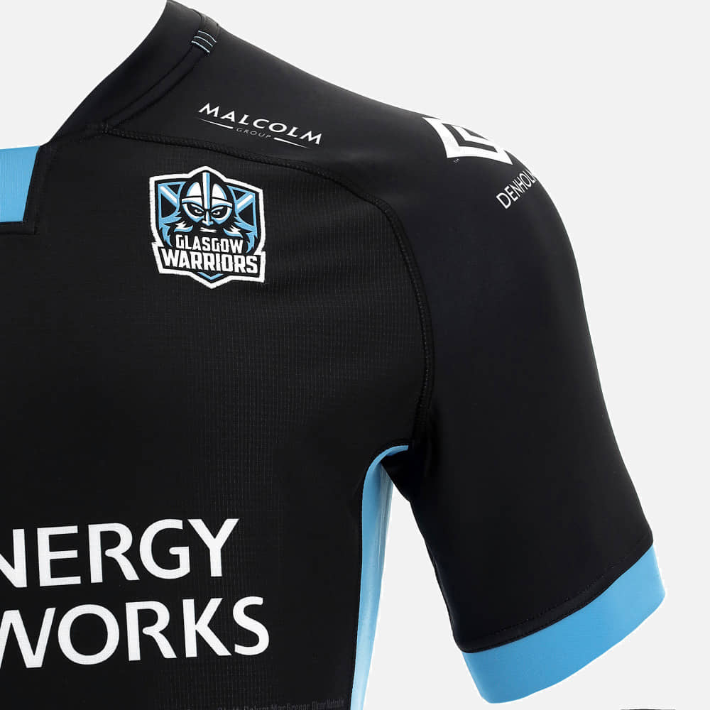 Maglia da rugby replica per bambini dei Glasgow Warriors: maglia replica Pro nera con dettagli azzurri, stemma della squadra e loghi degli sponsor.