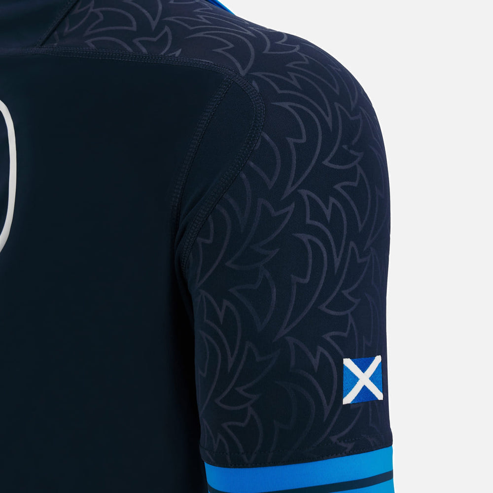 Maglia casalinga da rugby della Scozia 2022-23: replica per bambini. Blu navy con motivo a cardo e dettaglio della bandiera scozzese sulla manica.