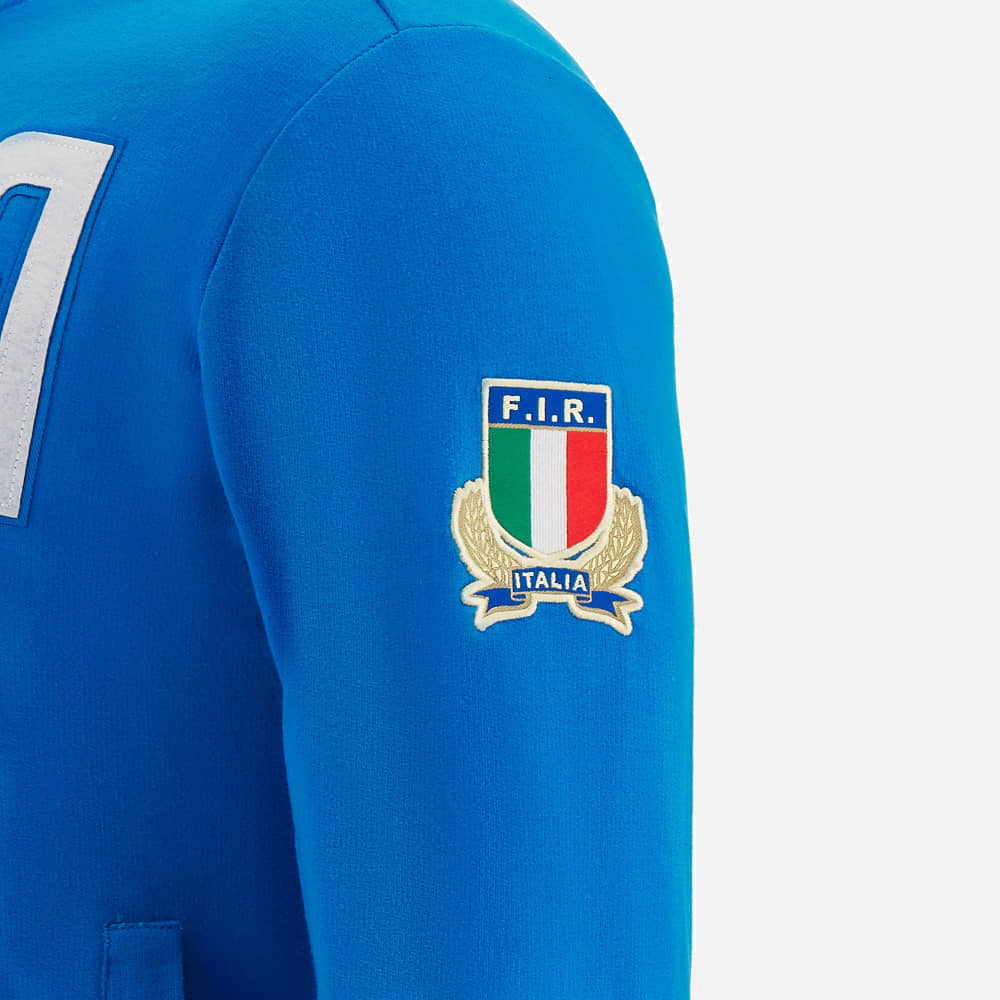 Felpa azzurra da uomo FIR Italia con stemma ricamato, dettaglio mezza zip.
