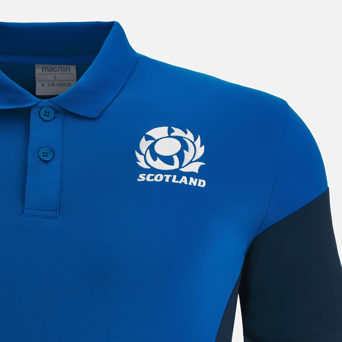 Macron Polo Rugby Scozia Staff Tech 2023 Azzurro: polo da rugby scozzese blu con l'iconico logo del cardo. Abbigliamento da squadra.