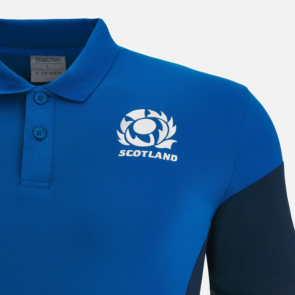 Macron Polo Rugby Scozia Staff Tech 2023 Azzurro: polo da rugby scozzese blu con l'iconico logo del cardo. Abbigliamento da squadra.