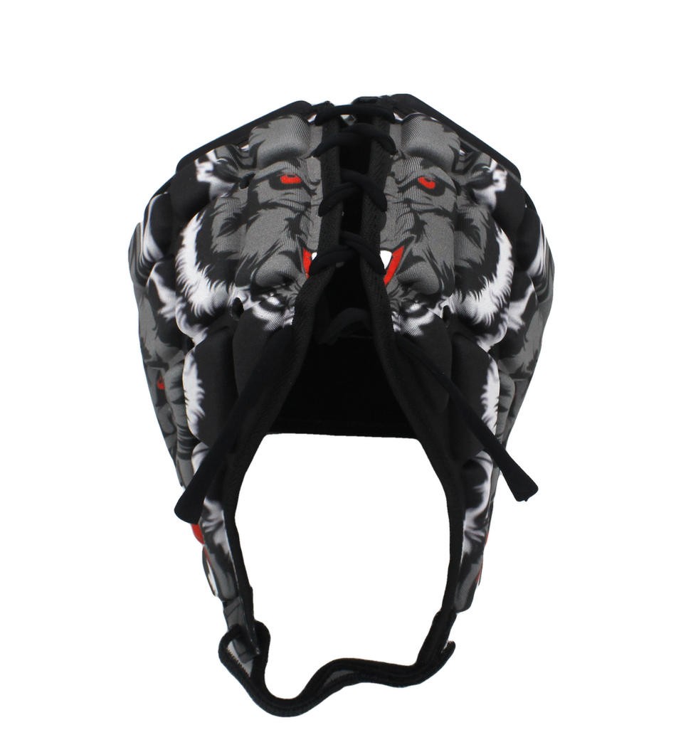 Caschetto da rugby Impact Wolf con stampa lupo aggressiva e lacci neri.