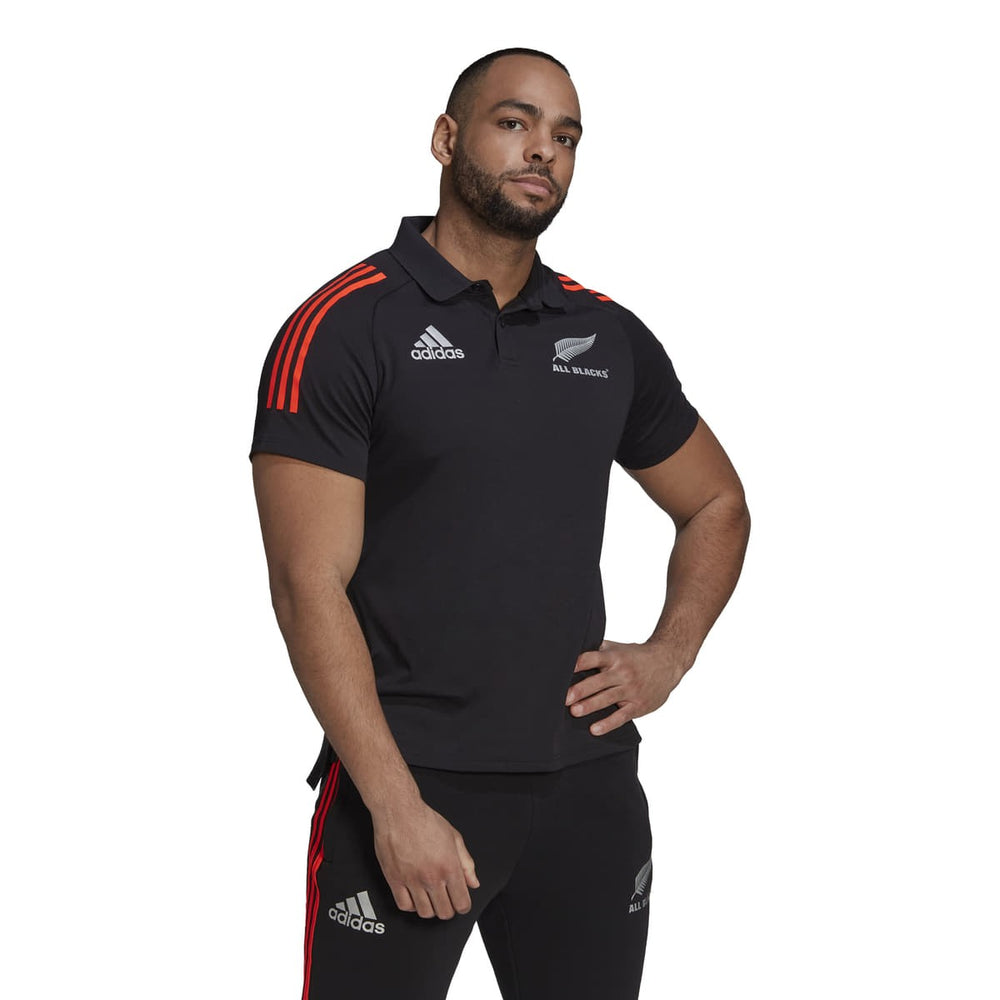 Polo All Blacks Rugby Adidas 2021/22 nera con strisce rosse sulle spalle.