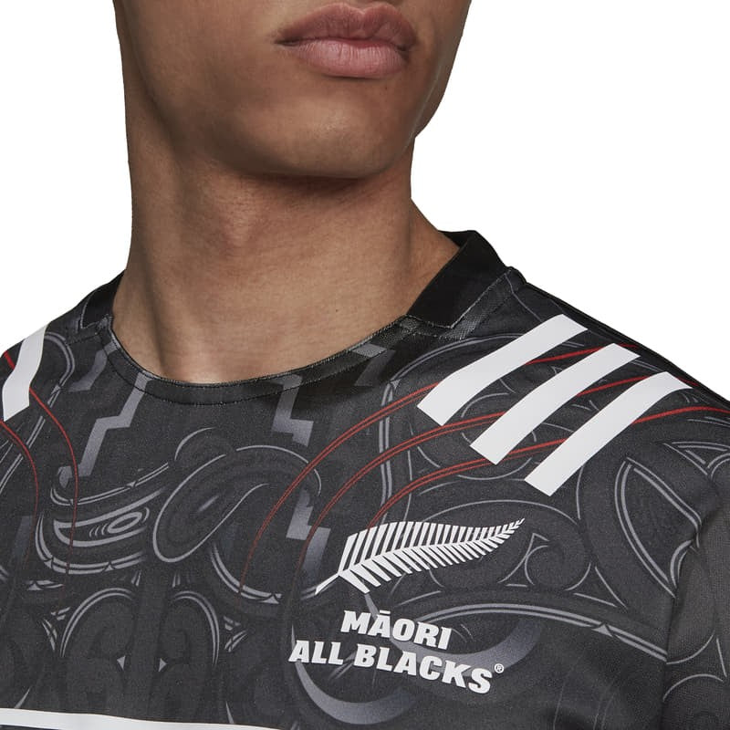 Maglia rugby All Blacks Maori 2022 grigia con dettagli neri e bianchi, logo All Blacks.