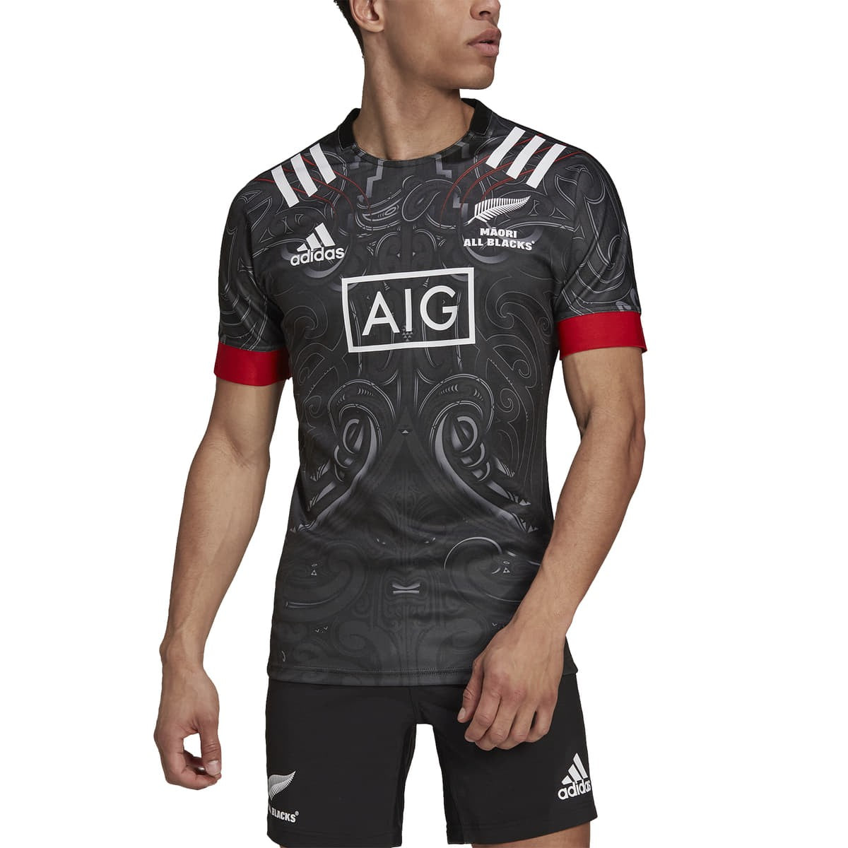 Maglia rugby Adidas All Blacks Maori 2022 nera con dettagli rossi.