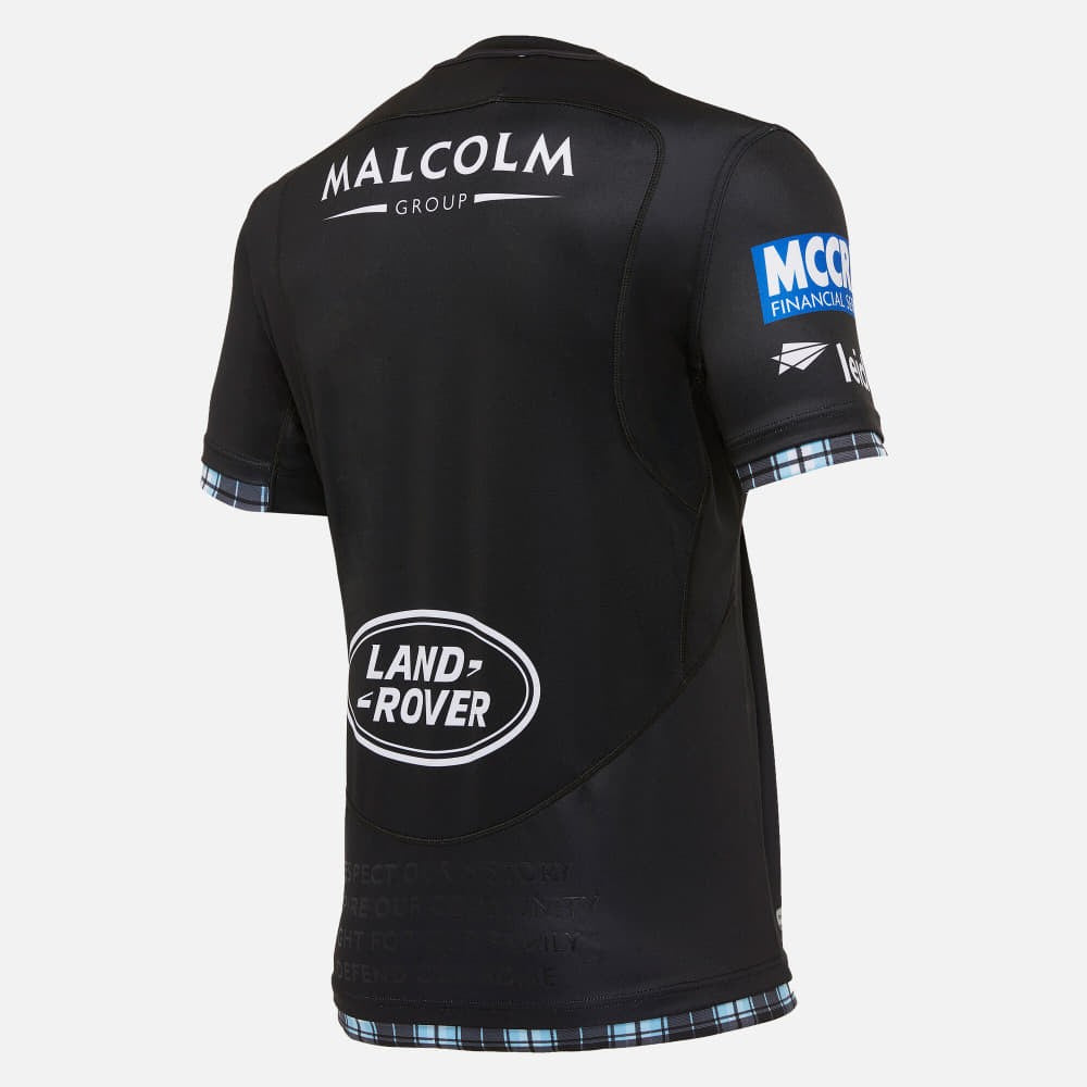 Maglia da rugby Glasgow Warriors home nera con loghi sponsor e dettagli a scacchi.