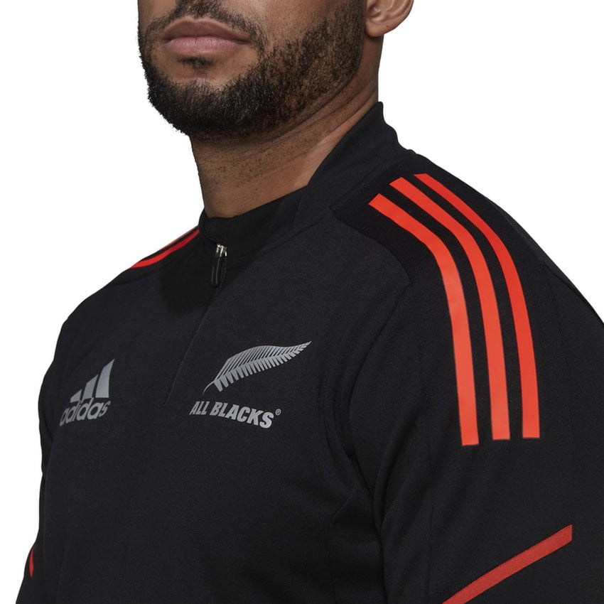Felpa da rugby All Blacks Adidas nera con dettaglio strisce arancioni, logo felce e zip.