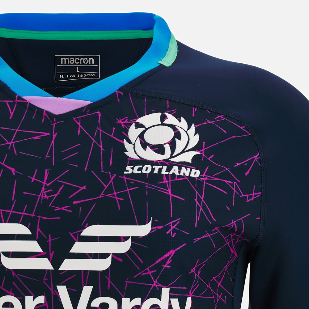 Maglia da allenamento Macron Scotland Rugby 2023: maglia blu navy con stemma del cardo, disegno astratto rosa.