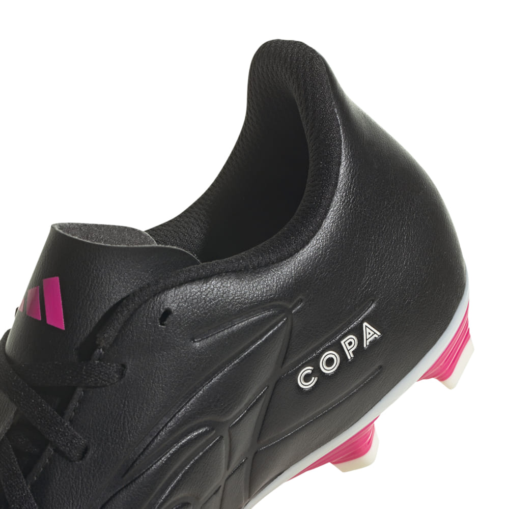 Adidas Copa Pure .4 FXG BLK-PNK Bambino: scarpe da calcio nere per bambini con dettagli rosa. Progettate per comfort e prestazioni superiori.
