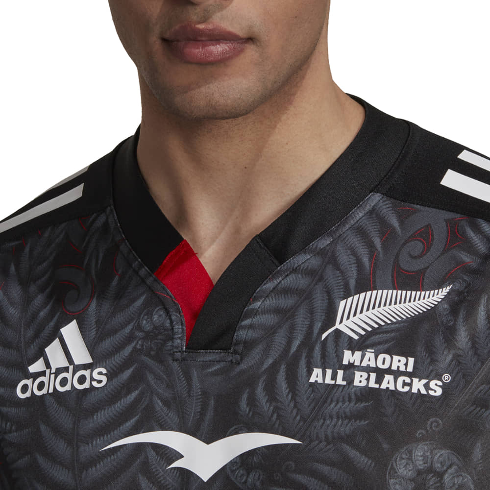 Maglia rugby All Blacks Maori Home Replica Adidas nera con dettagli rossi.