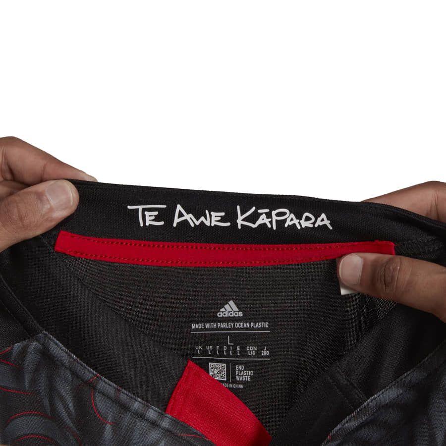 Maglia da rugby Maori degli All Blacks Adidas: replica casalinga, con scritta "Te Awe Kapara", nera con disegno Maori.