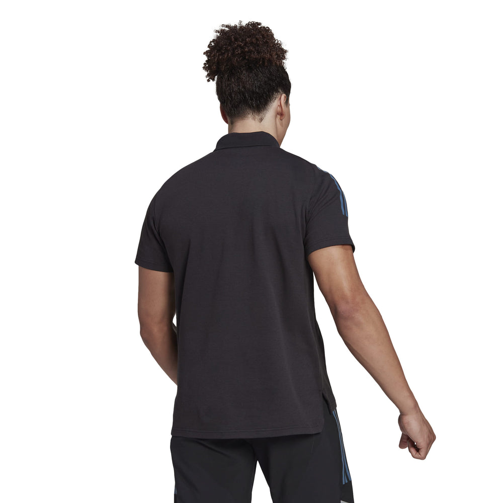 Polo rugby All Blacks 2023 uomo nera con strisce blu sulle spalle.