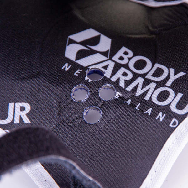 Caschetto da rugby Body Armour blu con fori di ventilazione e logo.
