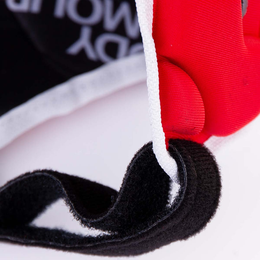 Caschetto Rugby Club Body Armour Rosso: casco da rugby rosso con dettagli in bianco e nero, dotato di imbottitura protettiva.