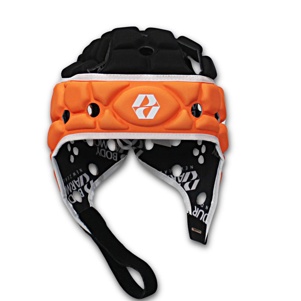 Caschetto da rugby Body Armour arancio-nero con design ventilato.