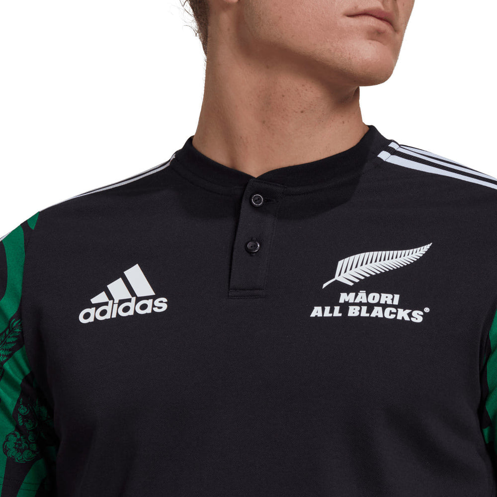 Polo All Blacks Māori Adidas in policotone piquet nero, logo All Blacks e Adidas.