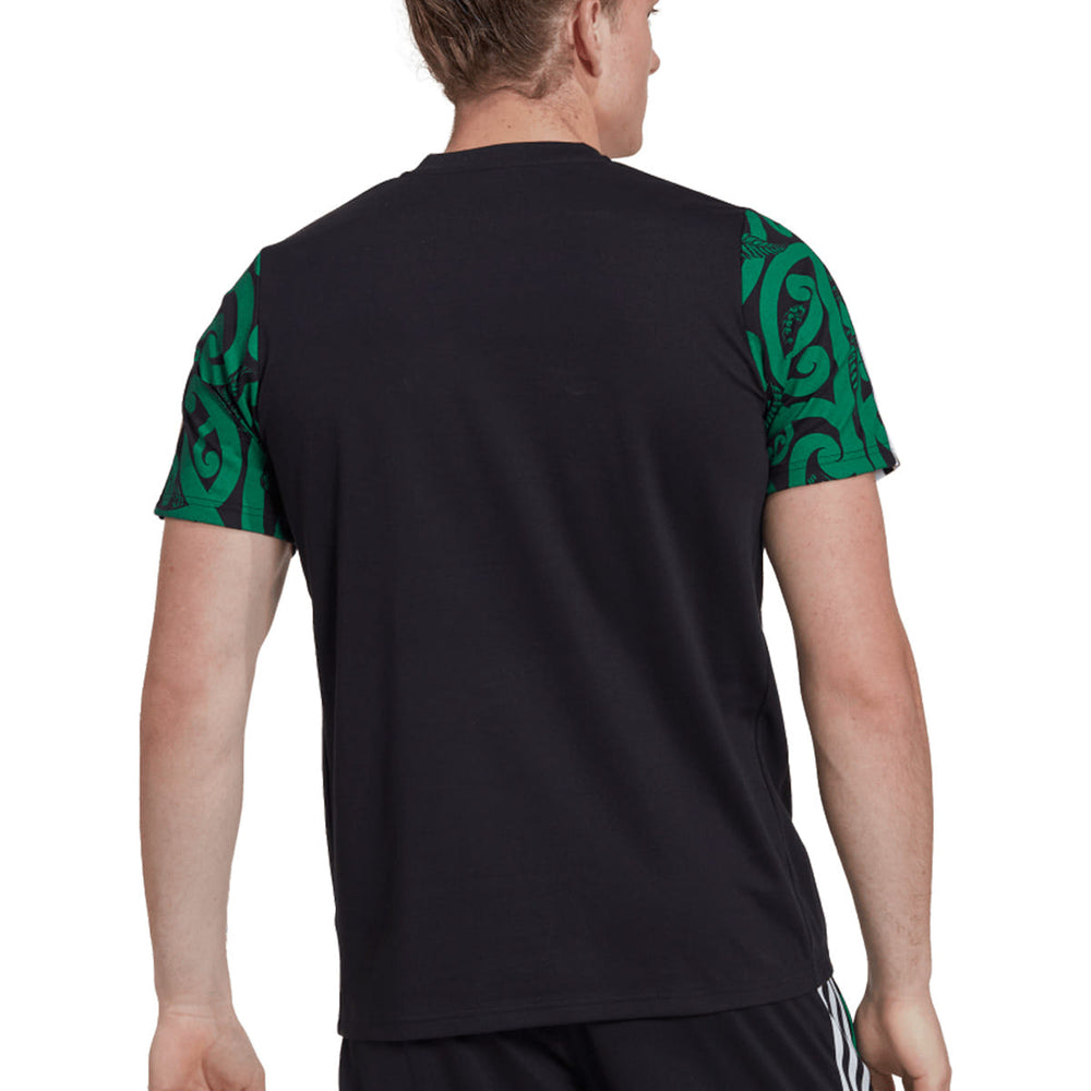 Maglia All Blacks 2023 uomo, nera con dettagli grafici Maori verdi sulle maniche.