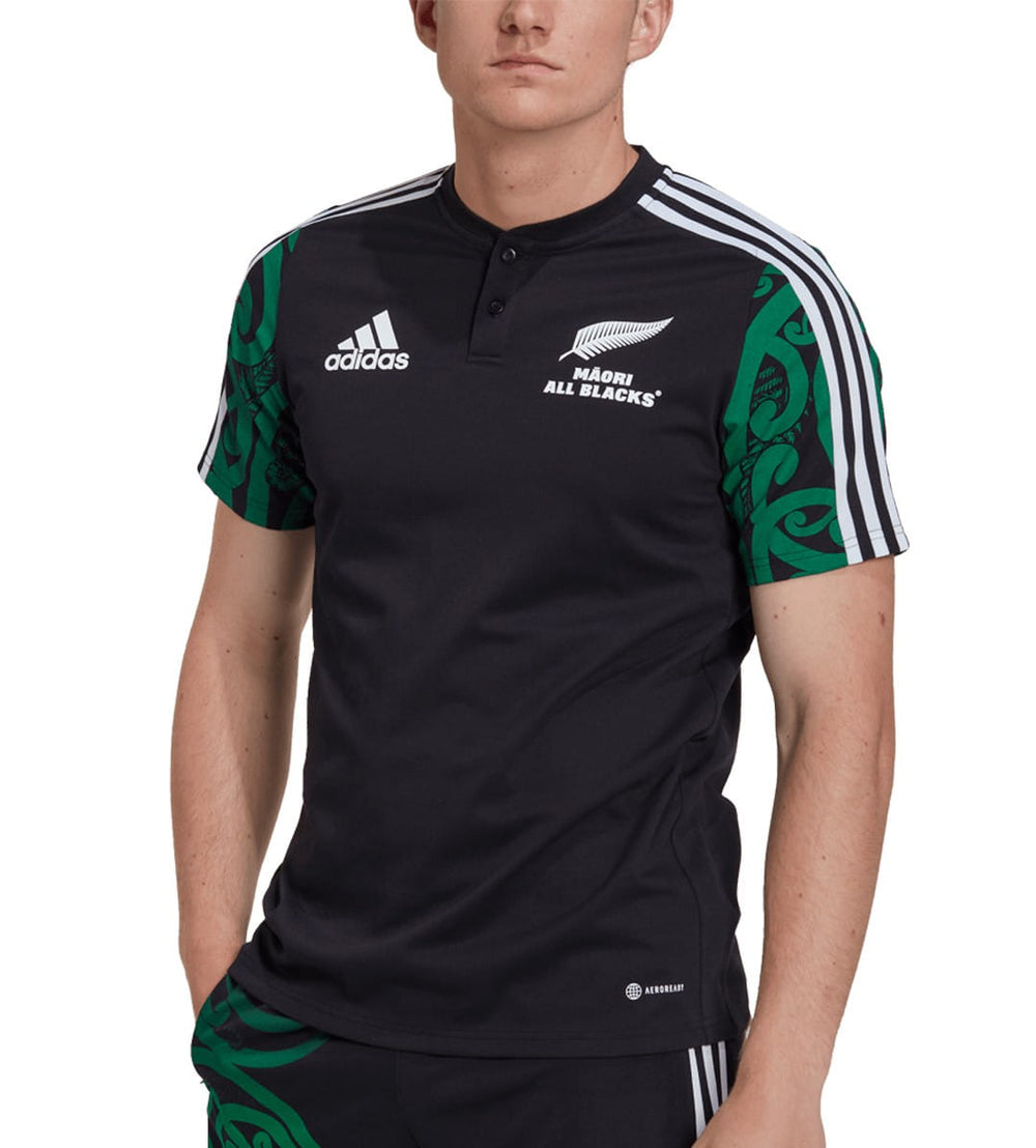 Polo All Blacks Maori 2023 Adidas uomo in policotone piquet nero con dettagli verdi.