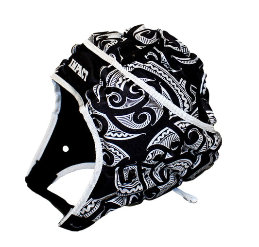 Caschetto Rugby Impact Kiwi Maori Nero: Copricapo da rugby nero con design Maori, prodotto in Australia