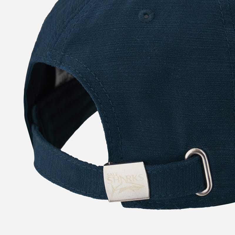 Cappellino da rugby blu navy Sale Sharks con chiusura regolabile e logo.