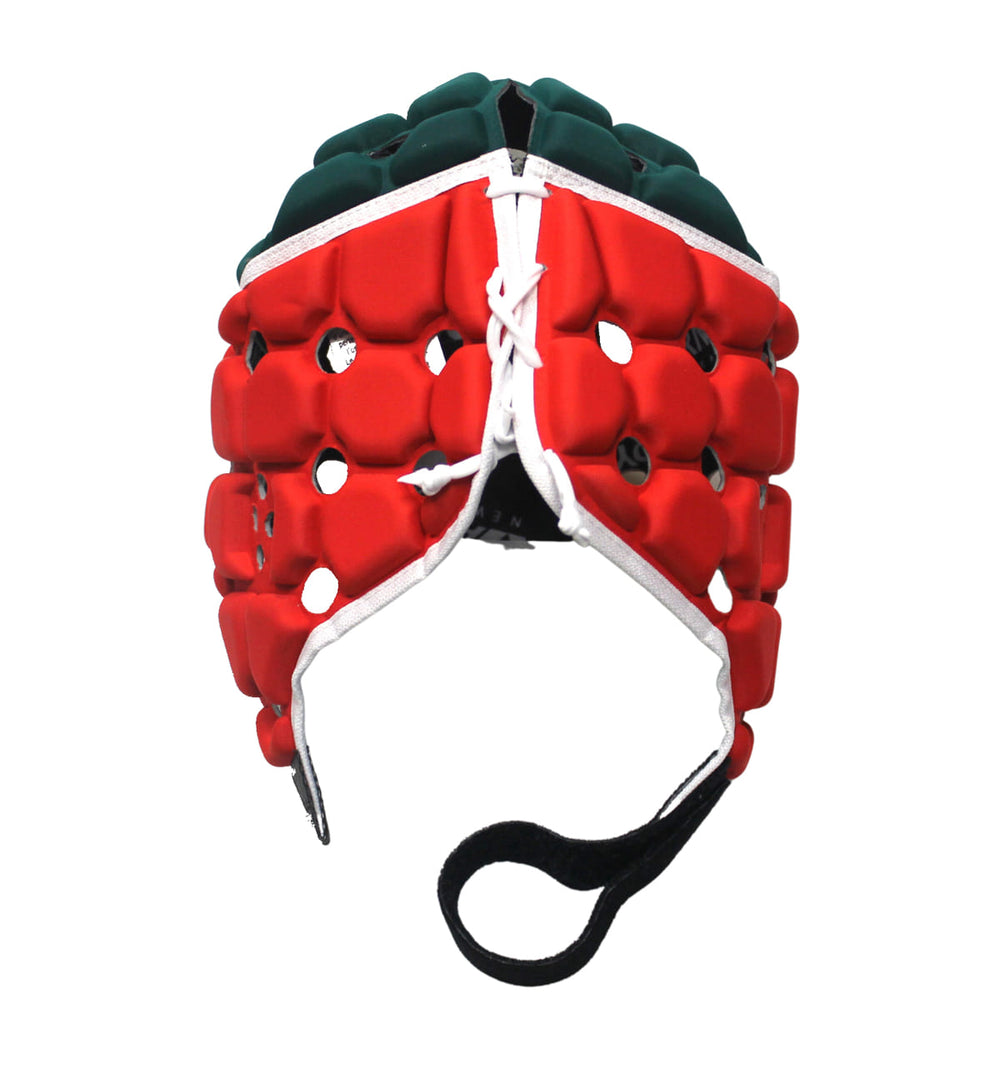 Caschetto da rugby Ventilator rosso e verde con lacci bianchi e sottogola nero.