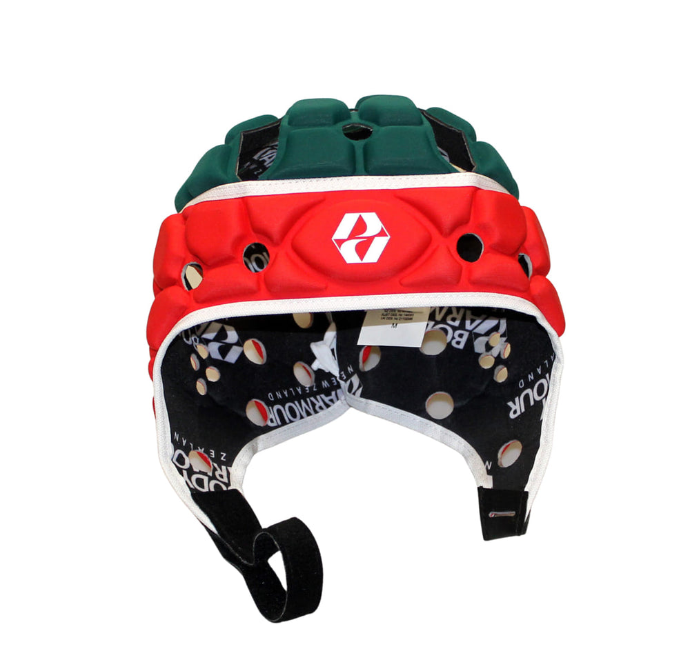 Caschetto da rugby Body Armour rosso e verde con design ventilato.